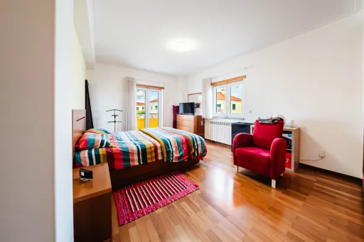 Moradia exclusiva com piscina aquecida, suite, garagem e jardim deslumbrante