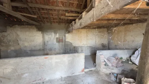 Armazém de charme em terreno rústico com quase 7.000 m²