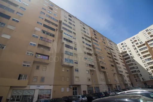 Apartamento T3 Renovado | Urbanização da Barrada – Carregado