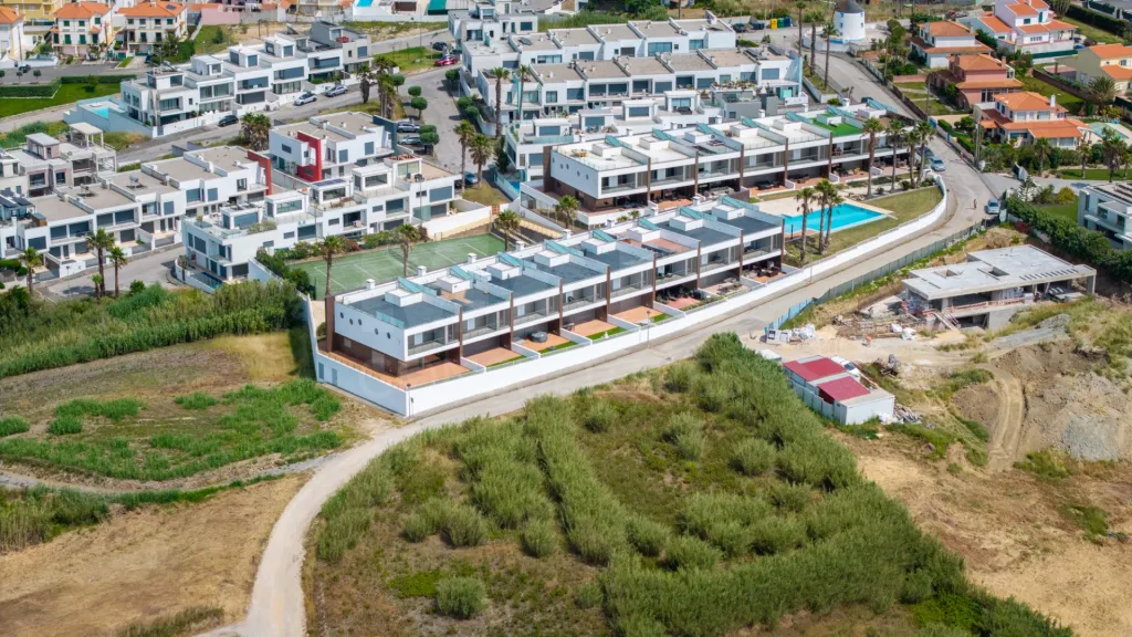 Moradia T4 com Vista Mar, Jacuzzi Panorâmico e Energia Solar | Lourinhã