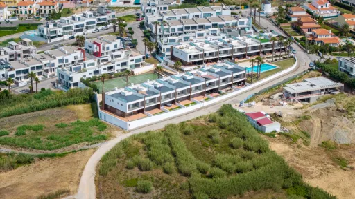 Moradia T4 com Vista Mar, Jacuzzi Panorâmico e Energia Solar | Lourinhã
