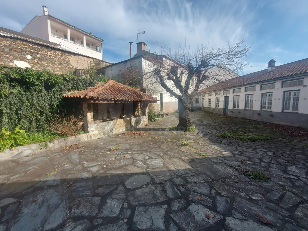 Casa Senhorial com Brazão em Coja- Arganil.