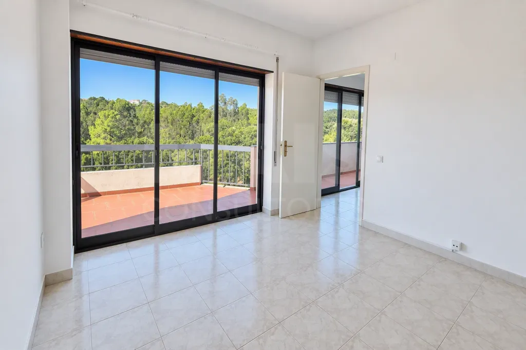 Apartamento com terraço e vista desafogada | Bairro do Pôr do Sol | Benedita