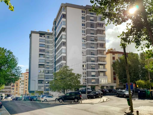 Apartamento com 4 assoalhadas em prédio com elevador