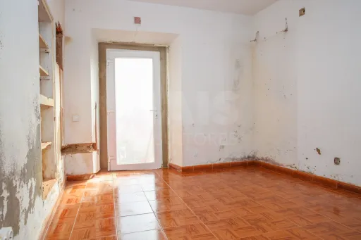 Moradia T1 para Remodelação a 20 Minutos de Alenquer