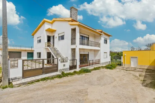 Moradia com  2 apartamentos T3 com garagem, logradouro e terreno em Atouguia da Baleia- Peniche