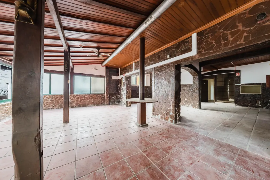 Moradia T3 com comércio e terraço no Coto