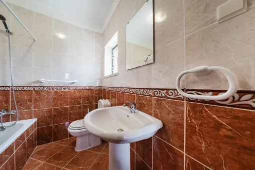Moradia T4 em Olho Marinho | 260m² | Lote 734m²