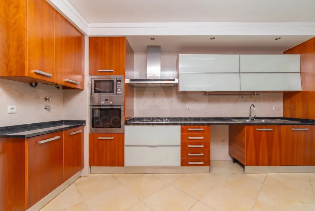Apartamento T3 com garagem e arrecadação