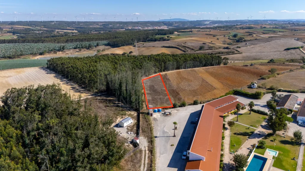Parcela de terreno rústico de 2.350m2 em Atouguia da Baleia