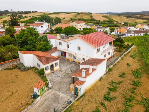 Moradia T5 com 2 Anexos em Terreno com mais de 1.400 m²