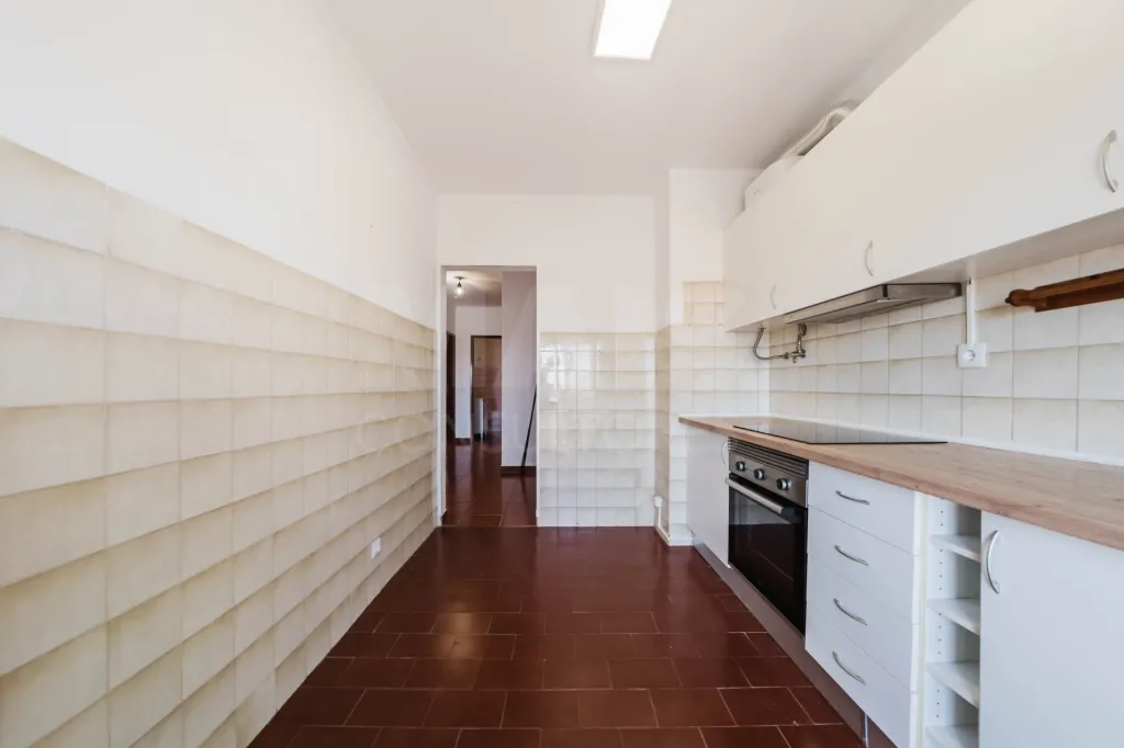 T2 Renovado com Varanda e Vista Mar em Peniche