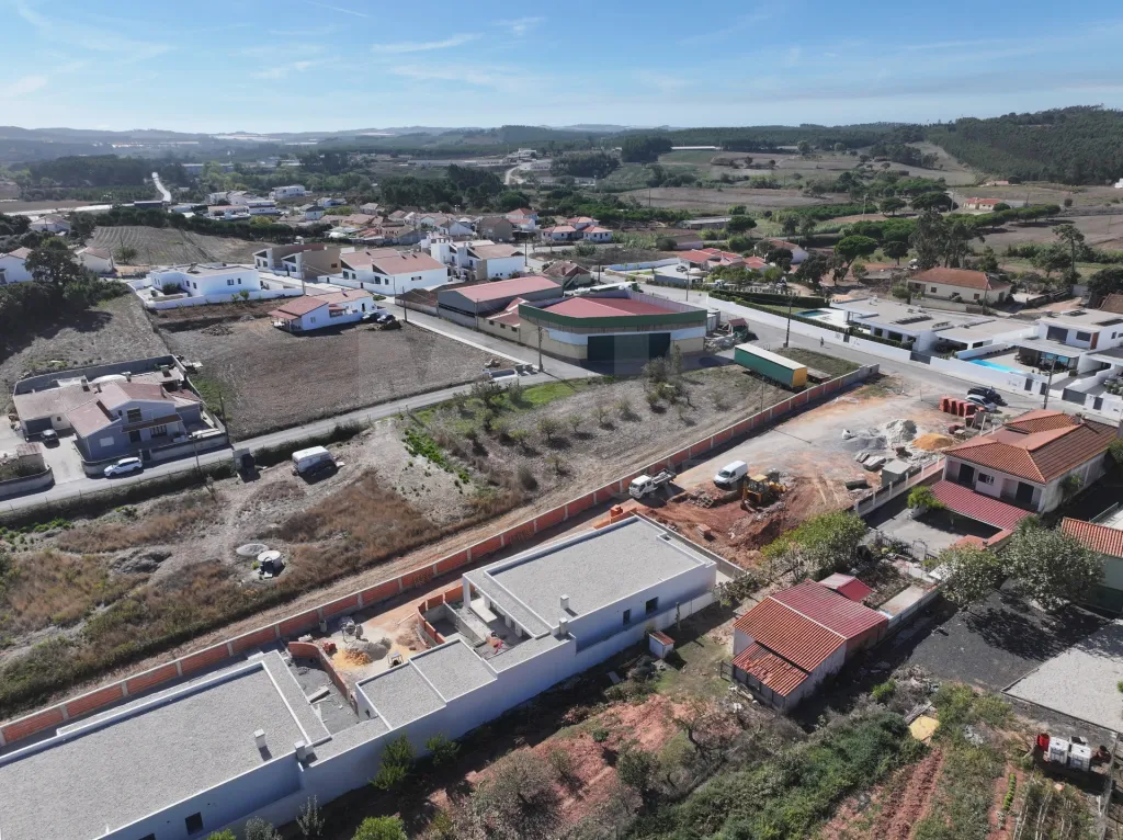 Moradia Térrea T4 com Suite Master, Piscina de Água Salgada, Garagem e Acabamentos Premium !