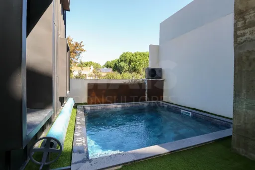Apartamento T2 de LUXO com Piscina Privada no coração da Lourinhã