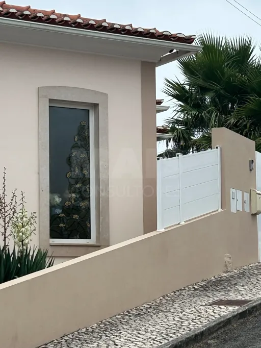 Moradia T3 de Requinte e Qualidade com Terreno no Nadadouro