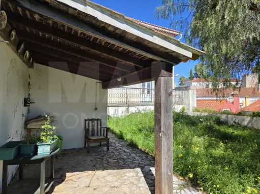 Prédio no Centro de Torres Novas com Jardim e Forte Potencial para constituição de Propriedade Horizontal com elevada rentabilidade de investimento