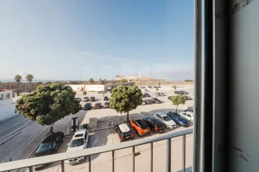 Prédio no centro de Peniche – com comércio e habitação, vista mar
