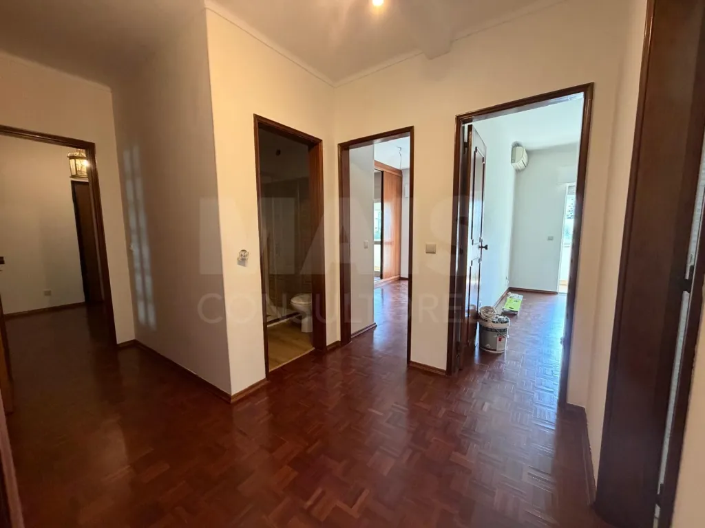 Apartamento T4 em Carnide