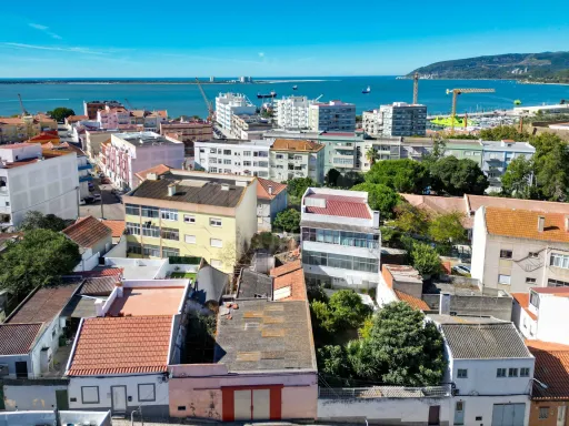Ruína em Setúbal com Projeto para 8 Apartamentos T1