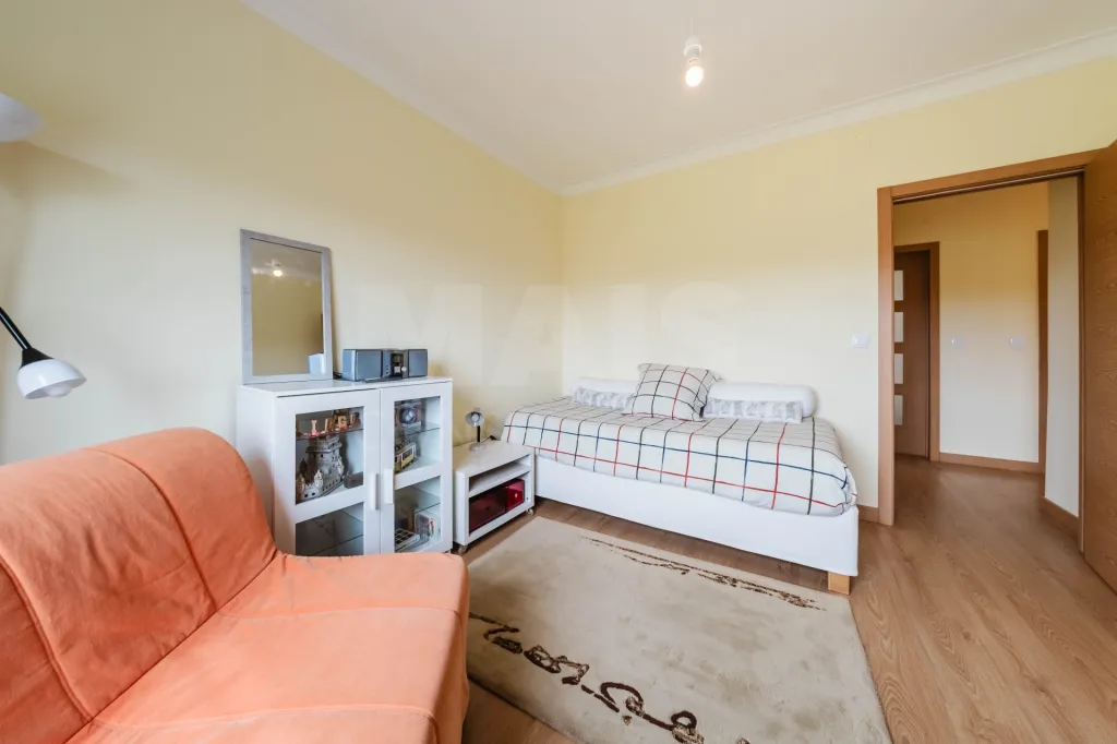 Moradia T5 com 2 Anexos em Terreno com mais de 1.400 m²