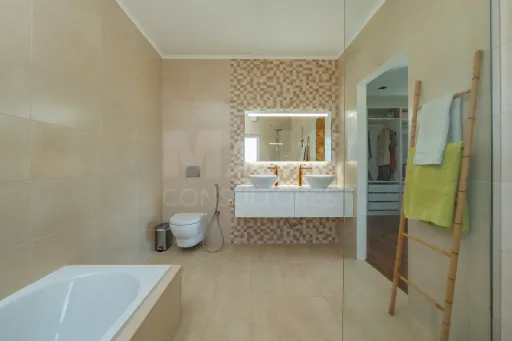 Moradia T4 térrea, semi-nova com terreno de 3500m2 em Salvaterra de Magos