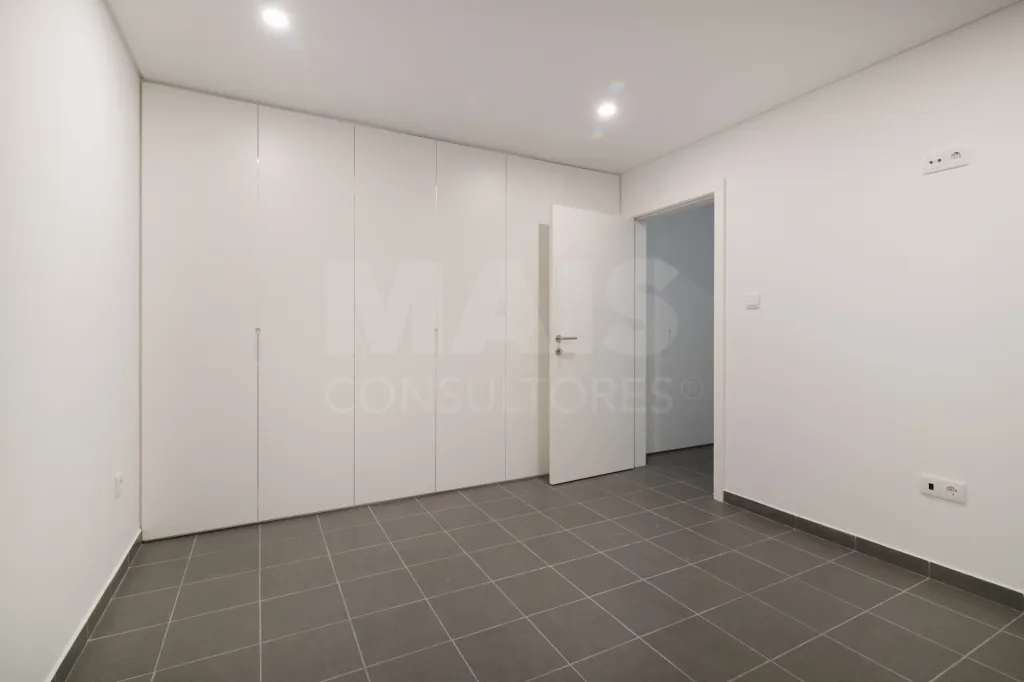 Moradia Geminada T4 + 1 com Piscina Famões