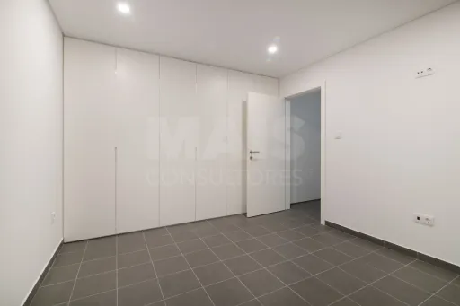 Moradia Geminada T4 + 1 com Piscina Famões
