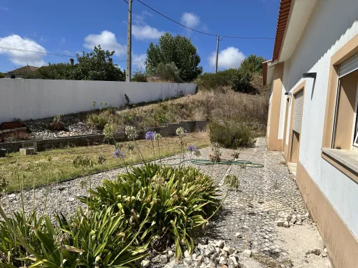 Moradia térrea T3 em lote 1002m2, jardim e garagem