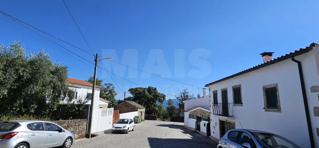 Moradia 2 Pisos centro Peroviseu c/ Terreno 500m2 e Garagem