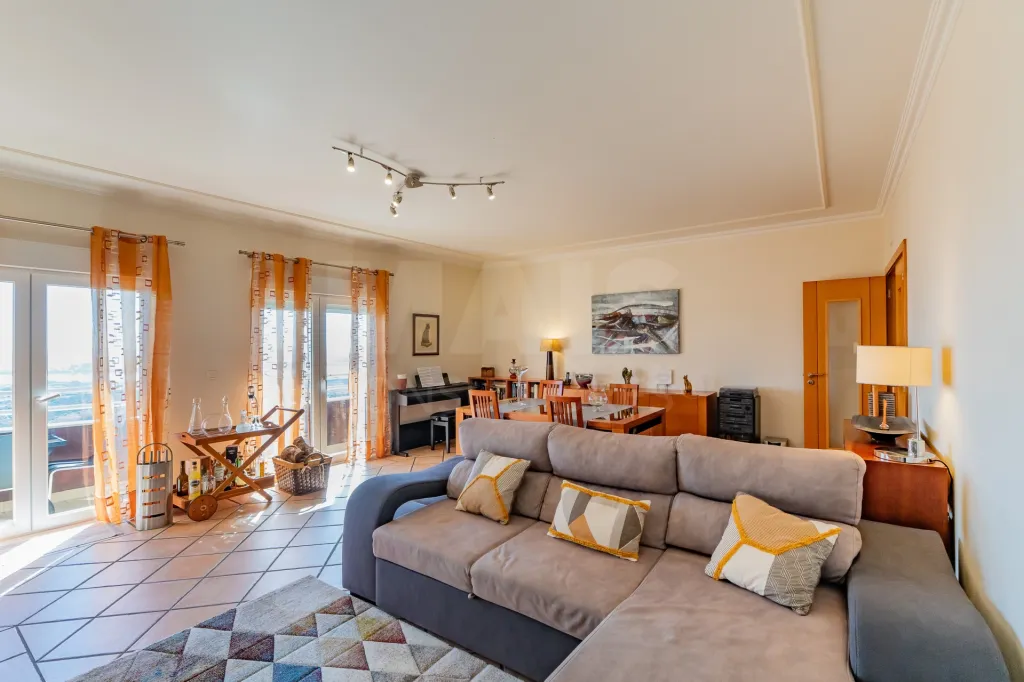 Apartamento T3 com box e vista rio em Vila Franca de Xira