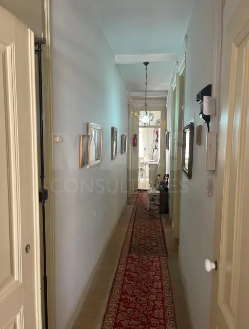 🏡Apartamento T4 para recuperação total em zona com charme histórico no coração de Lisboa!