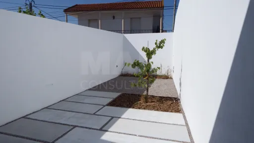 Moradia Térrea T2 com Logradouro e Estacionamento | Lourinhã