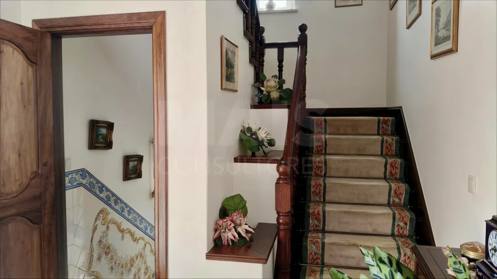 Prestigious 5-Bedroom Villa with Sea View, 2.075 m² Plot and Exclusive Artistic Details