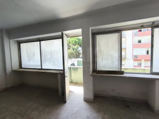 🏪 Loja Espaçosa no Cacém – 210m²  Excelente Localização Comercial