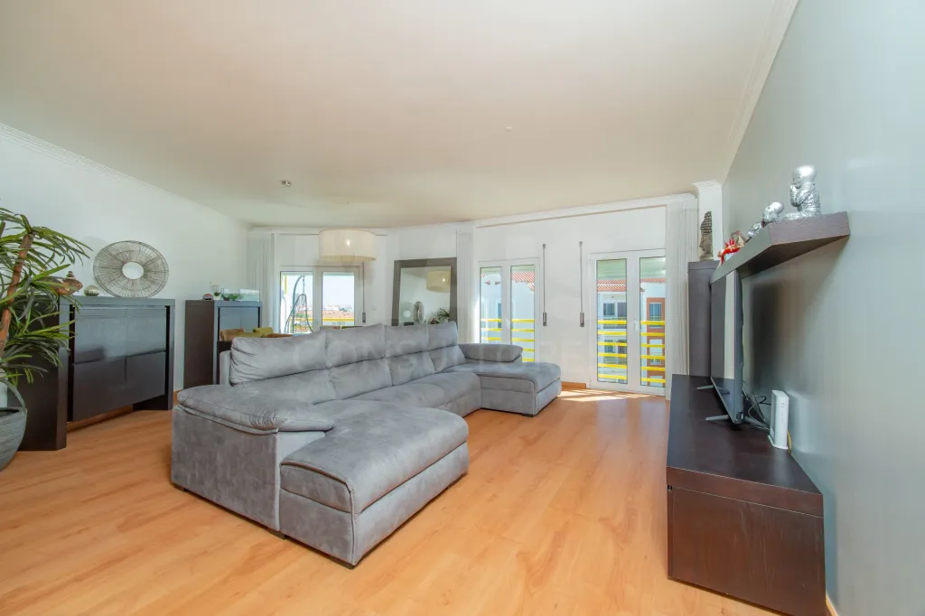 Apartamento T3 com parqueamento na Urbanização das Oliveirinhas em Samora Correia