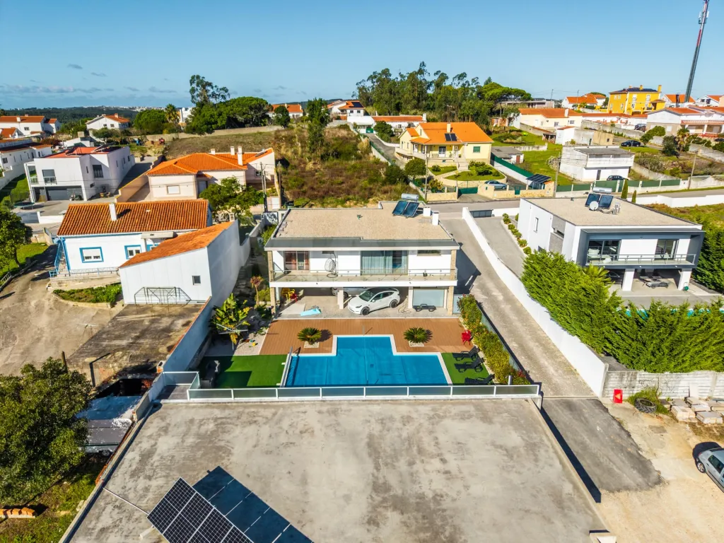 4 bedroom villa with pool