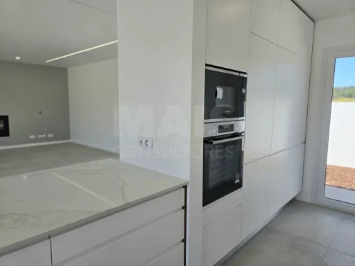 Moradia T4 térrea de luxo com piscina no Nadadouro