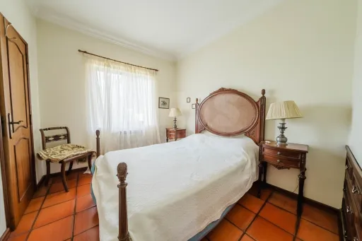 Propriedade única, a apenas 2 km de Alcobaça, com mais de 30.000 m² de terreno