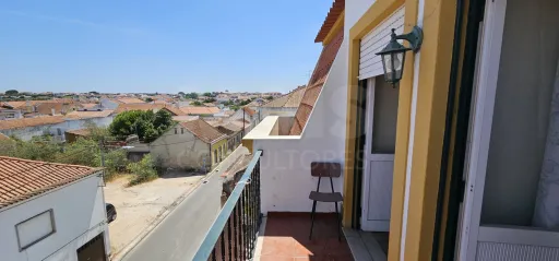 Apartamento T3 no Centro de Alpiarça | Áreas Generosas, Varandas e Excelente Localização