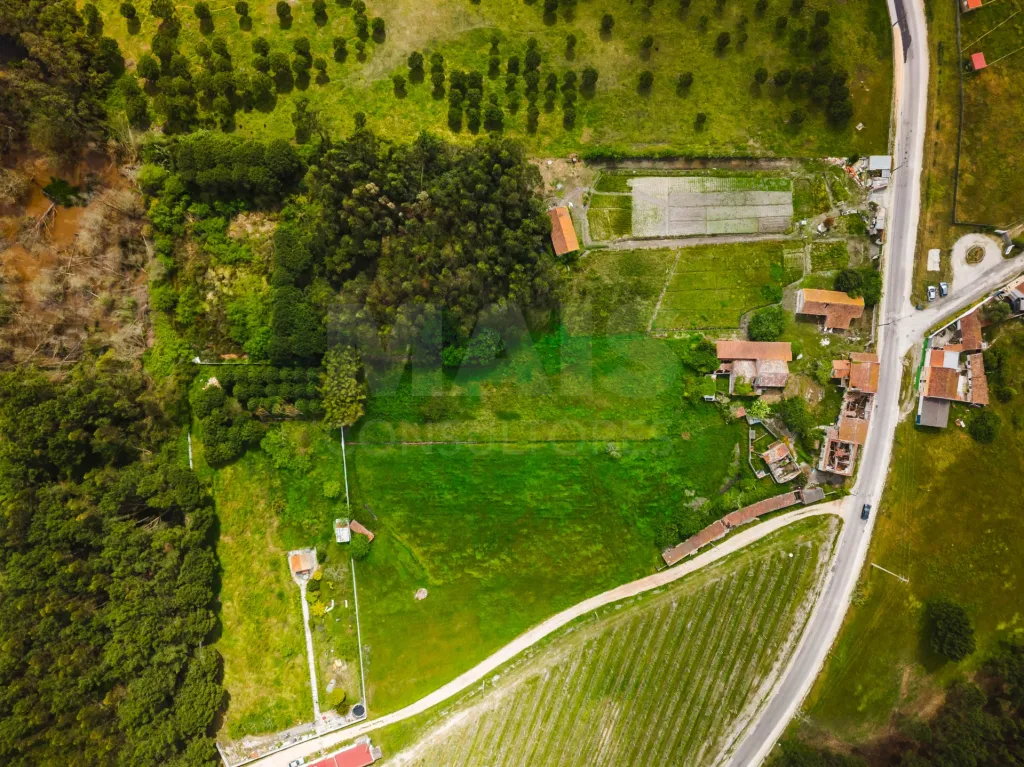Moradia p/a restaurar c/ 225m2 de área em terreno c/ 6.473m2
