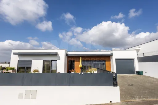 Moradia T3 térrea de Arquitectura Contemporânea