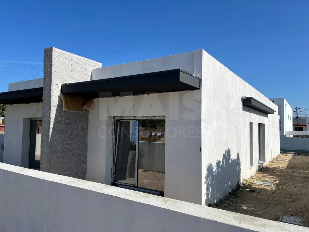 Exclusiva Moradia Térrea T3+1 com Piscina | Arquitetura Contemporânea | Excelentes Áreas
