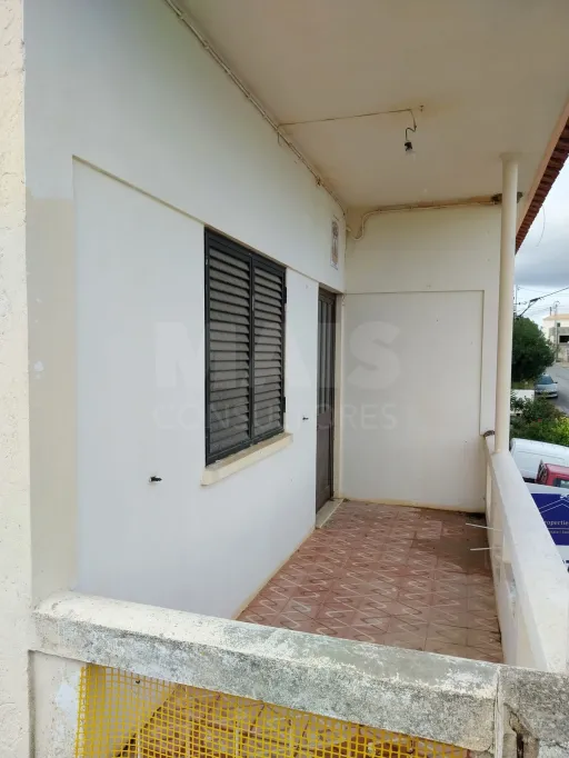 Moradia Bi Familiar para remodelar em Propriedade Horizontal