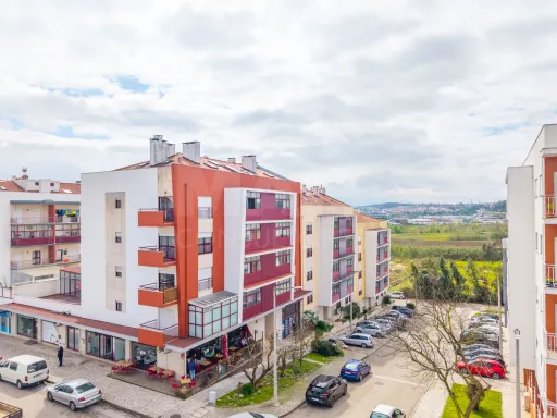 Apartamento T6+1 com garagem (box) em Leiria