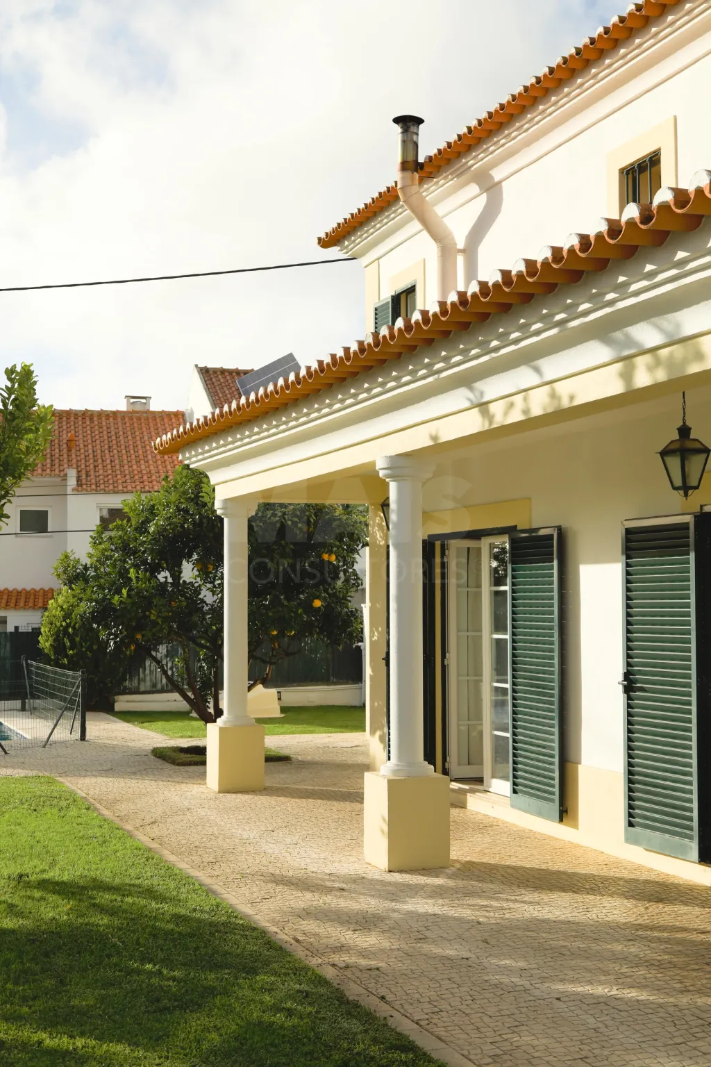 5 bedroom villa between the mountains and the sea (in Janes, Malveira da Serra) where classic comfort meets sustainable modernity.