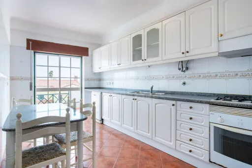 3-Bedroom Apartment with Parking and Storage in Samora Correia