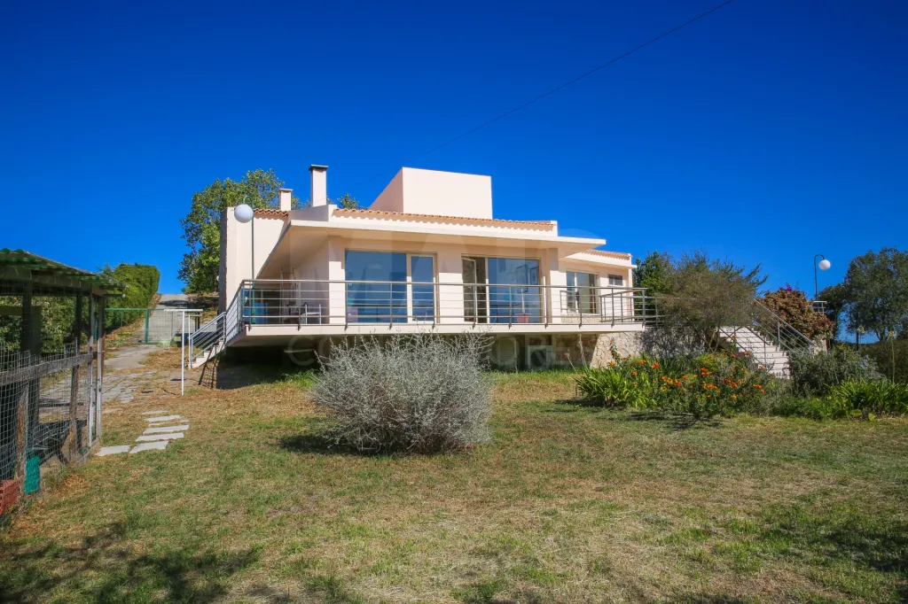 Small farm with 3-bedr. house 10 minutes from Arruda dos Vinhos