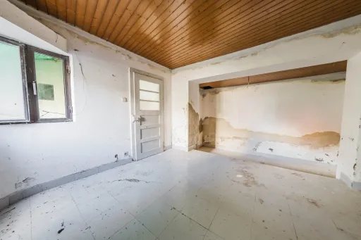 Quinta com duas moradias em ruína, poço e anexo com T0!