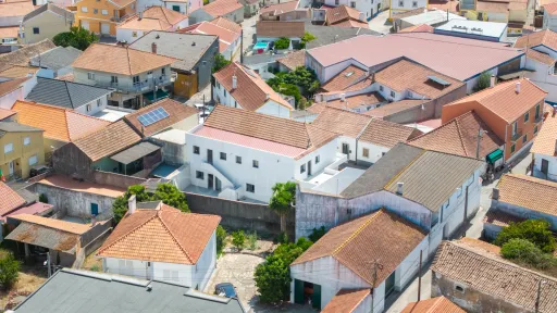 Apartamento T2 novo com quintal e estacionamento