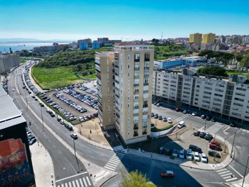 T2 Renovado com Vista Rio | Av. Mouzinho de Albuquerque